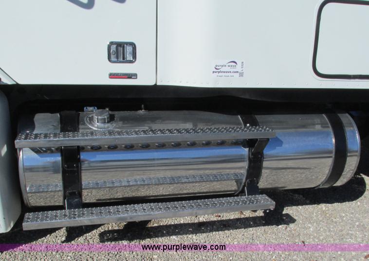 image for item L5328 2005 Freightliner Columbia semi truck