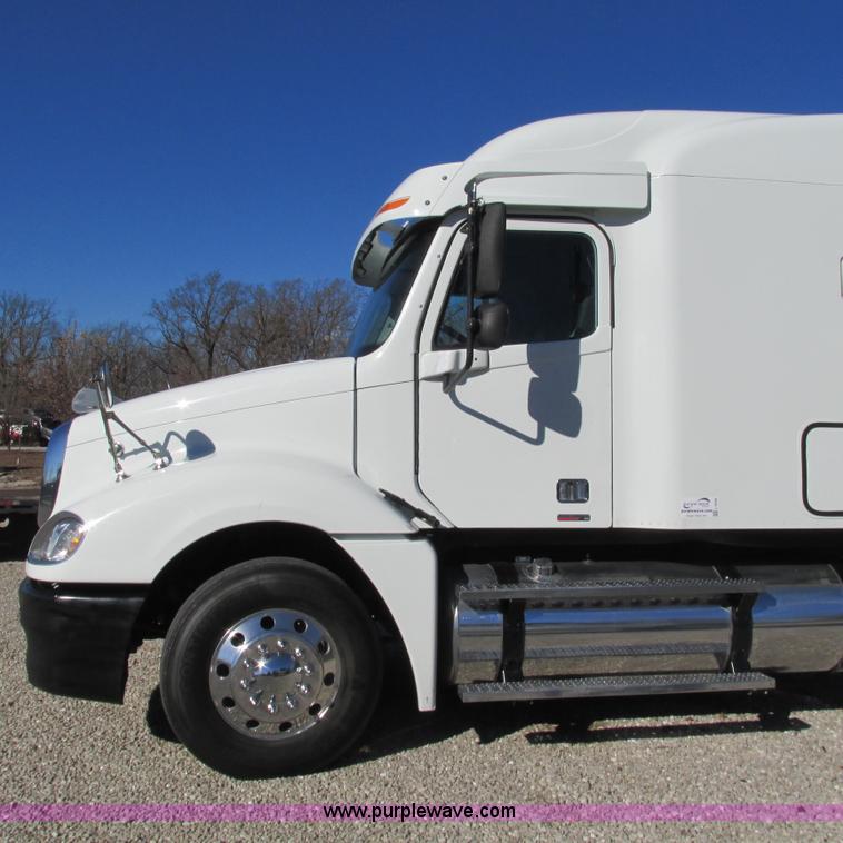 image for item L5328 2005 Freightliner Columbia semi truck