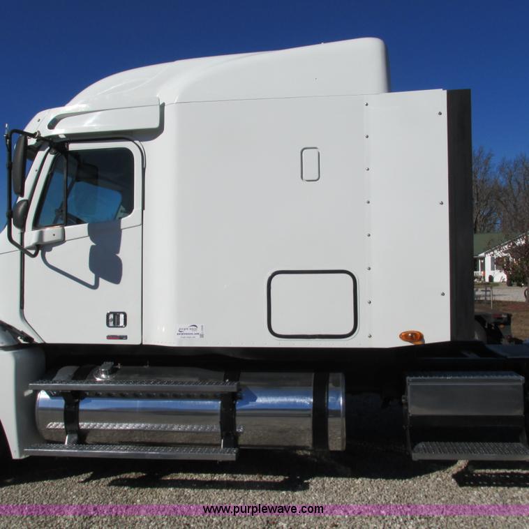 image for item L5328 2005 Freightliner Columbia semi truck