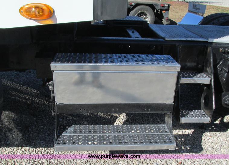 image for item L5328 2005 Freightliner Columbia semi truck