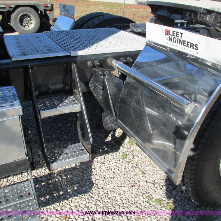 image for item L5328 2005 Freightliner Columbia semi truck