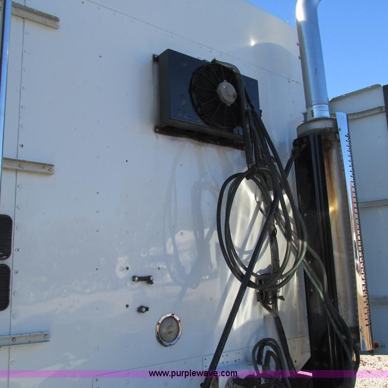 image for item L5328 2005 Freightliner Columbia semi truck