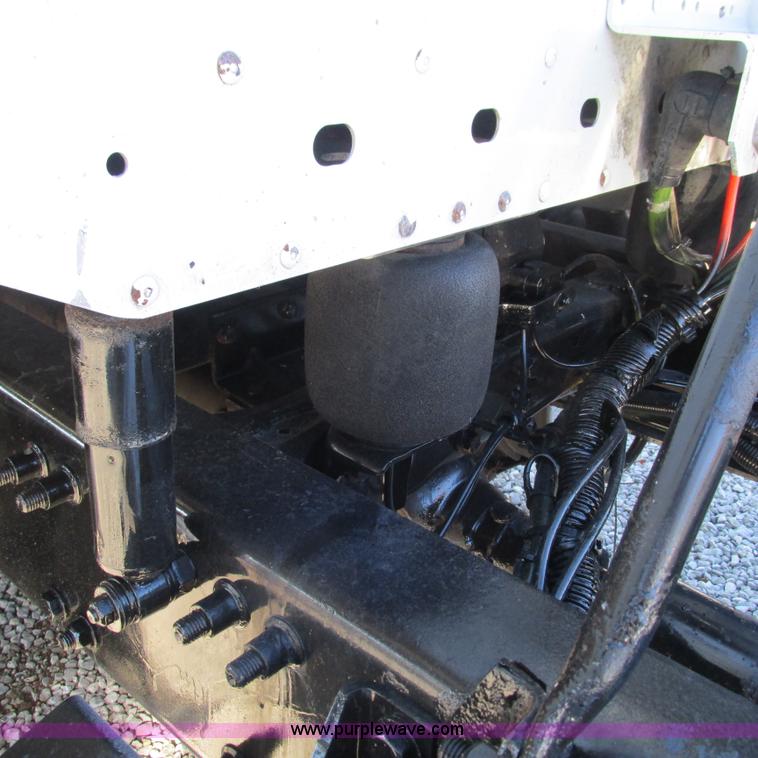 image for item L5328 2005 Freightliner Columbia semi truck