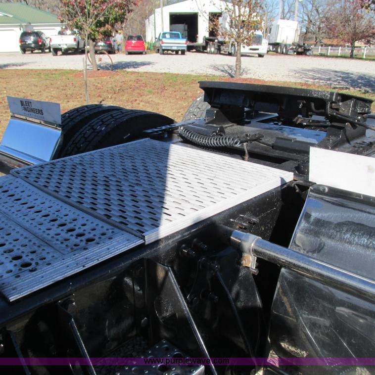 image for item L5328 2005 Freightliner Columbia semi truck