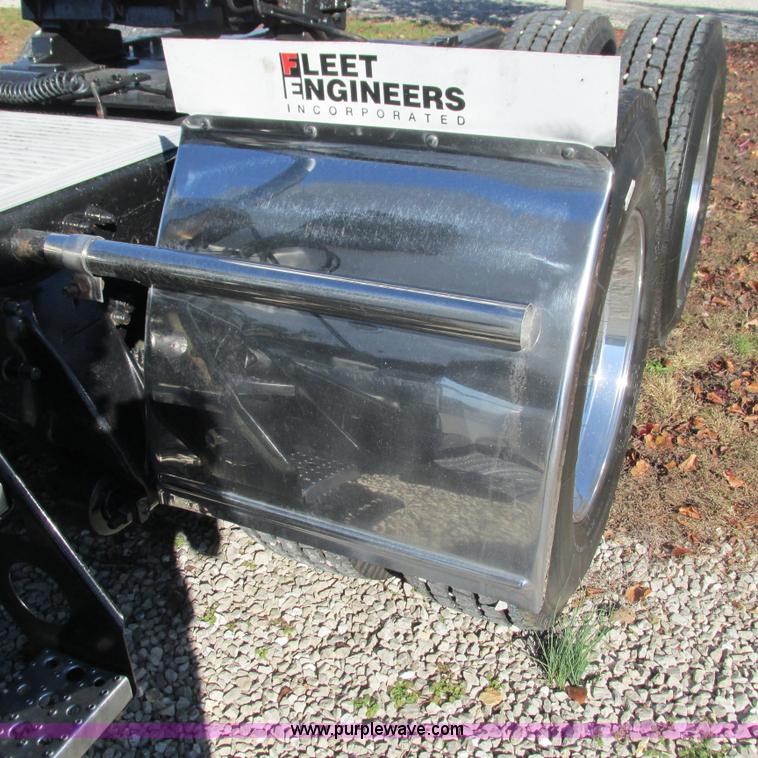 image for item L5328 2005 Freightliner Columbia semi truck