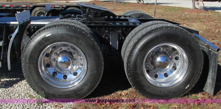 image for item L5328 2005 Freightliner Columbia semi truck