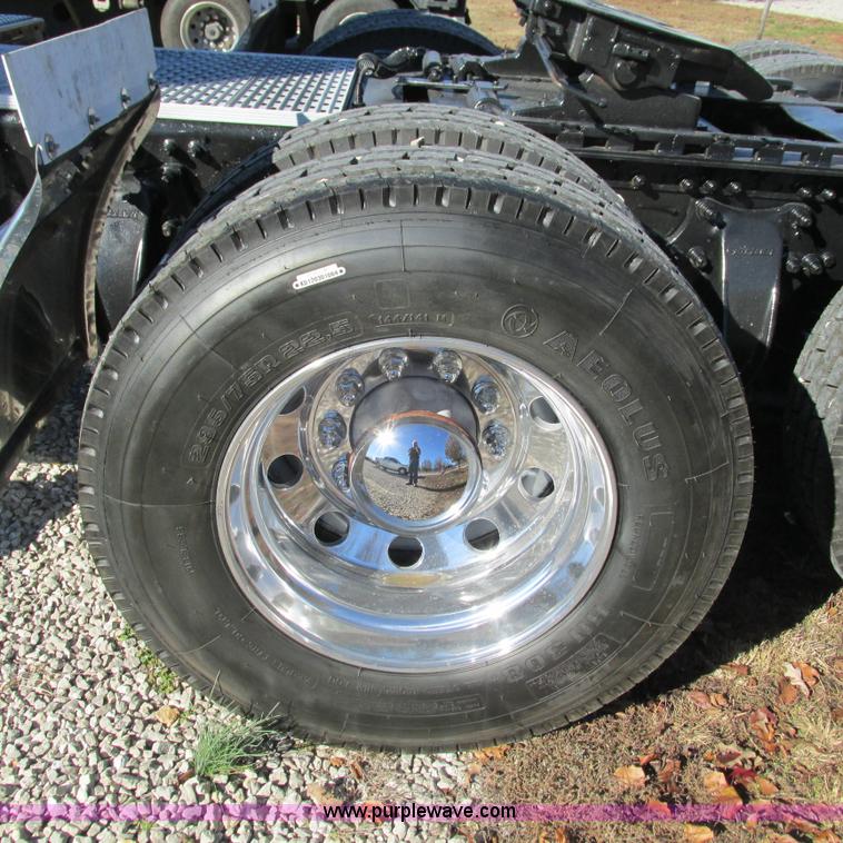 image for item L5328 2005 Freightliner Columbia semi truck