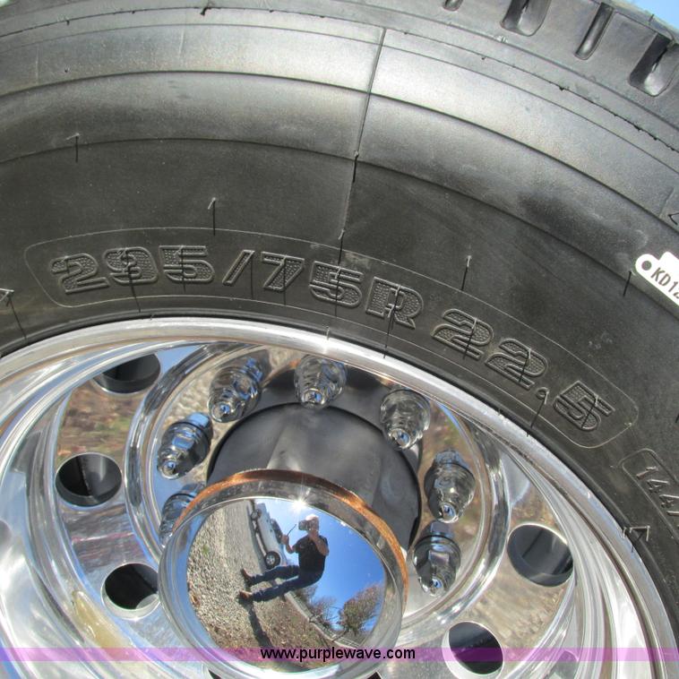 image for item L5328 2005 Freightliner Columbia semi truck