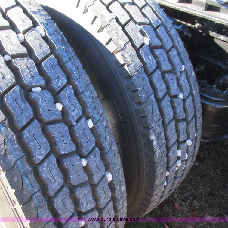 image for item L5328 2005 Freightliner Columbia semi truck