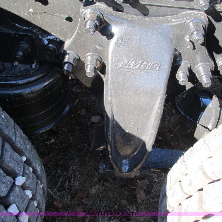 image for item L5328 2005 Freightliner Columbia semi truck