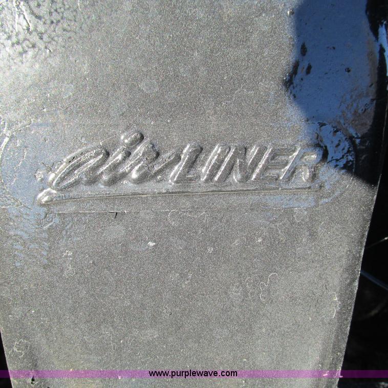 image for item L5328 2005 Freightliner Columbia semi truck