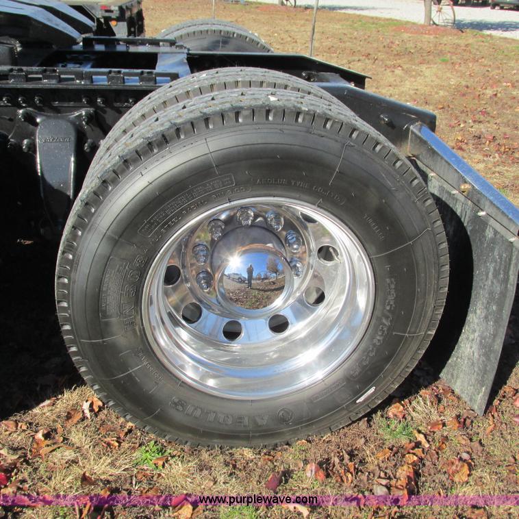 image for item L5328 2005 Freightliner Columbia semi truck