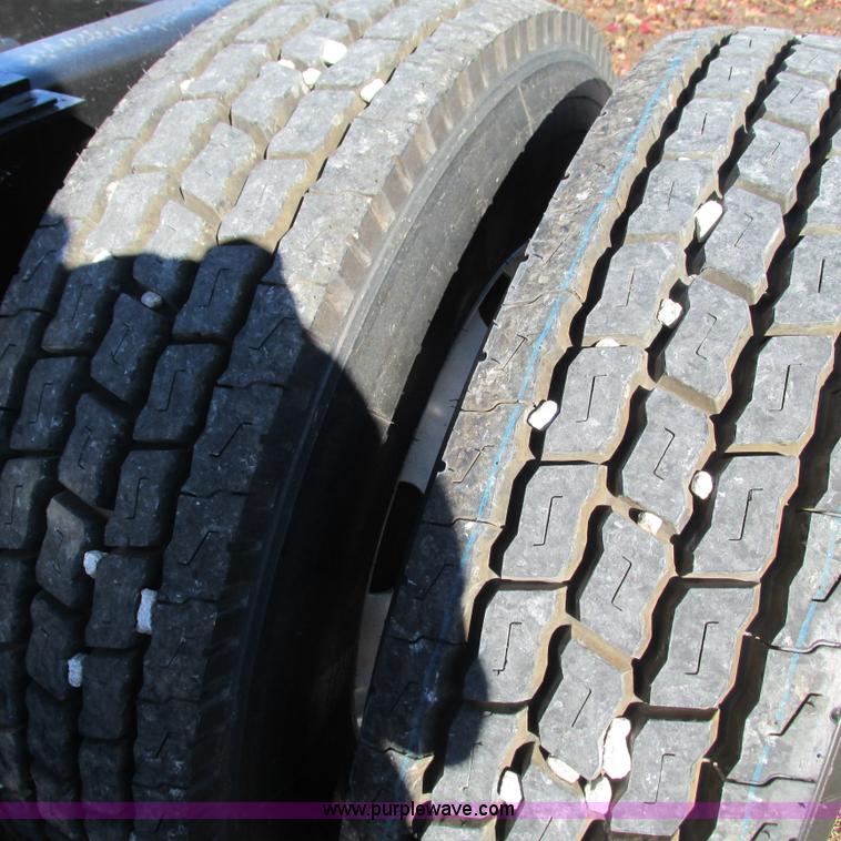 image for item L5328 2005 Freightliner Columbia semi truck