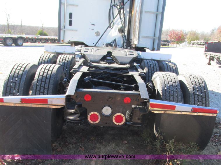 image for item L5328 2005 Freightliner Columbia semi truck