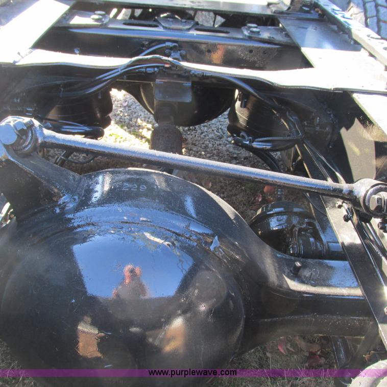 image for item L5328 2005 Freightliner Columbia semi truck