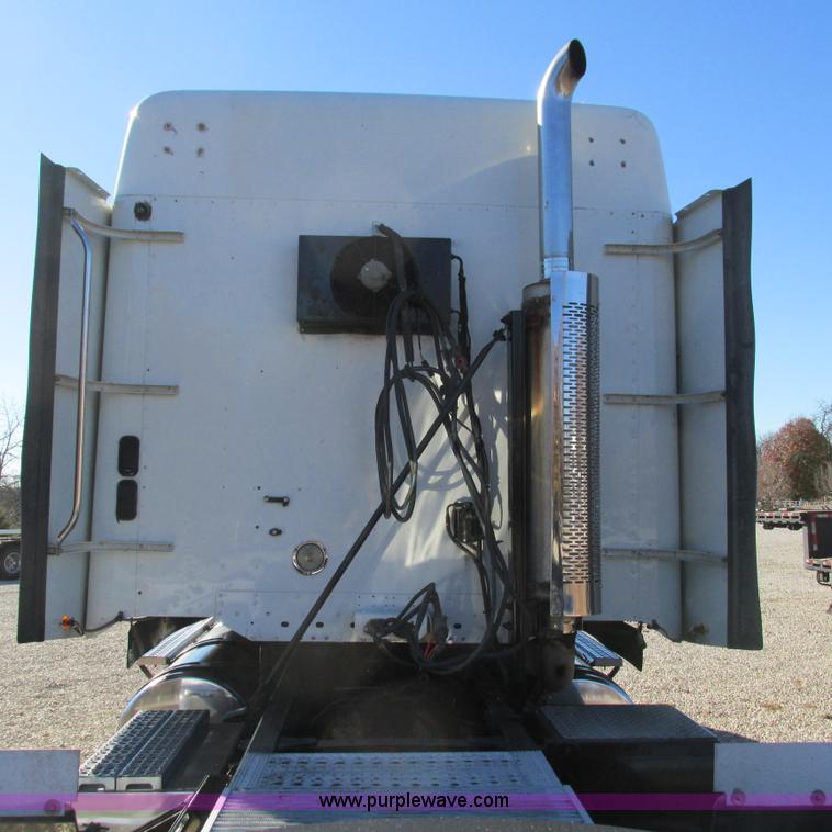 image for item L5328 2005 Freightliner Columbia semi truck