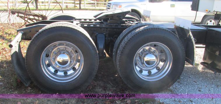 image for item L5328 2005 Freightliner Columbia semi truck