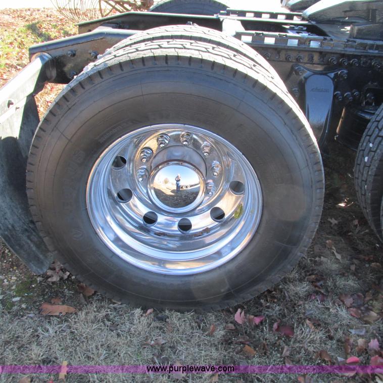 image for item L5328 2005 Freightliner Columbia semi truck