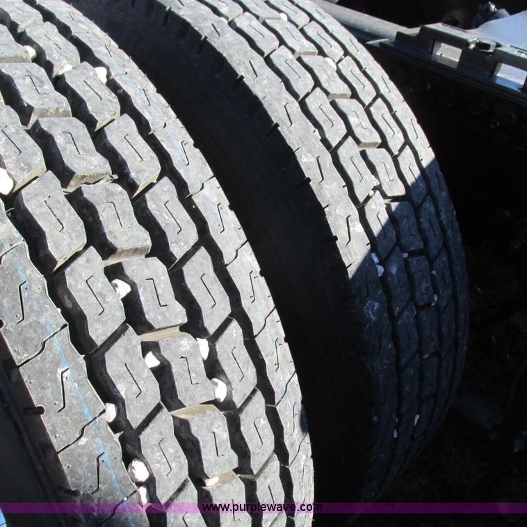 image for item L5328 2005 Freightliner Columbia semi truck