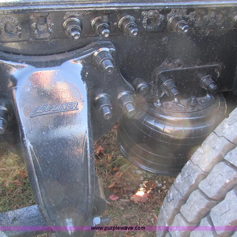 image for item L5328 2005 Freightliner Columbia semi truck