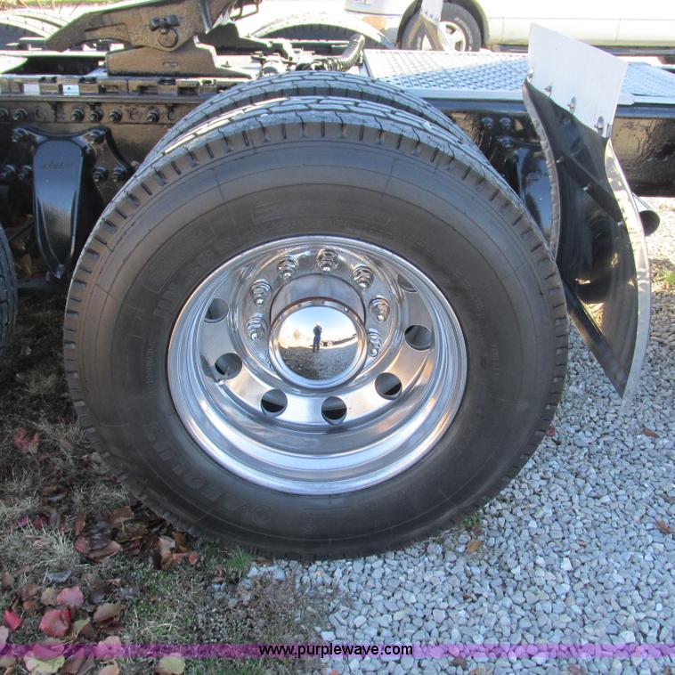 image for item L5328 2005 Freightliner Columbia semi truck