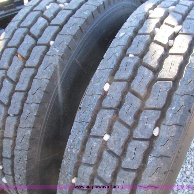 image for item L5328 2005 Freightliner Columbia semi truck