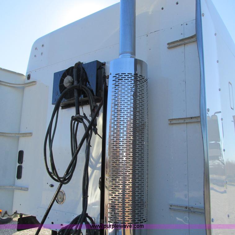 image for item L5328 2005 Freightliner Columbia semi truck