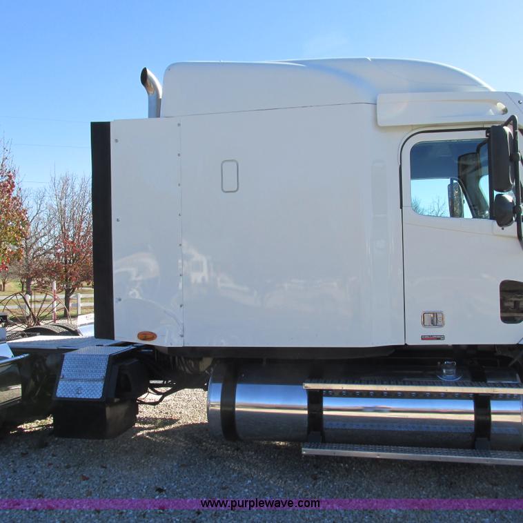 image for item L5328 2005 Freightliner Columbia semi truck