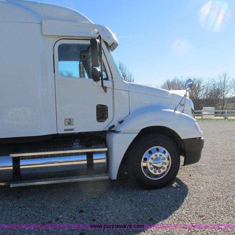 image for item L5328 2005 Freightliner Columbia semi truck