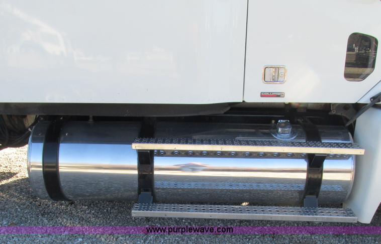 image for item L5328 2005 Freightliner Columbia semi truck