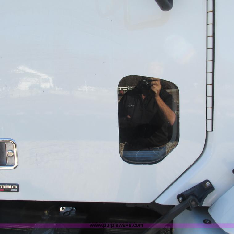 image for item L5328 2005 Freightliner Columbia semi truck