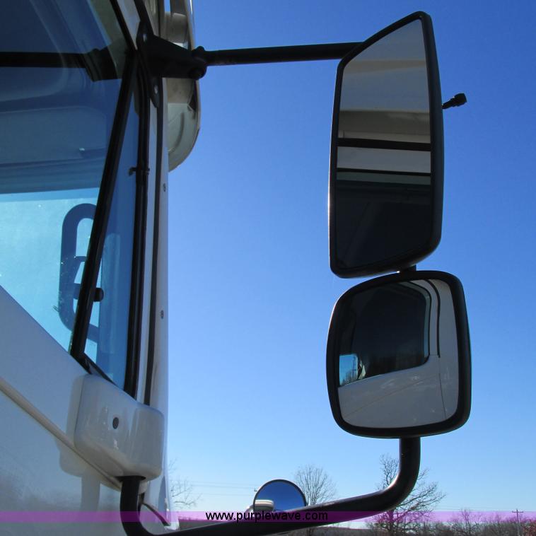 image for item L5328 2005 Freightliner Columbia semi truck