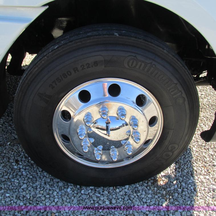 image for item L5328 2005 Freightliner Columbia semi truck