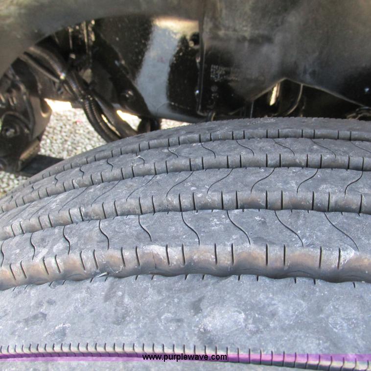 image for item L5328 2005 Freightliner Columbia semi truck