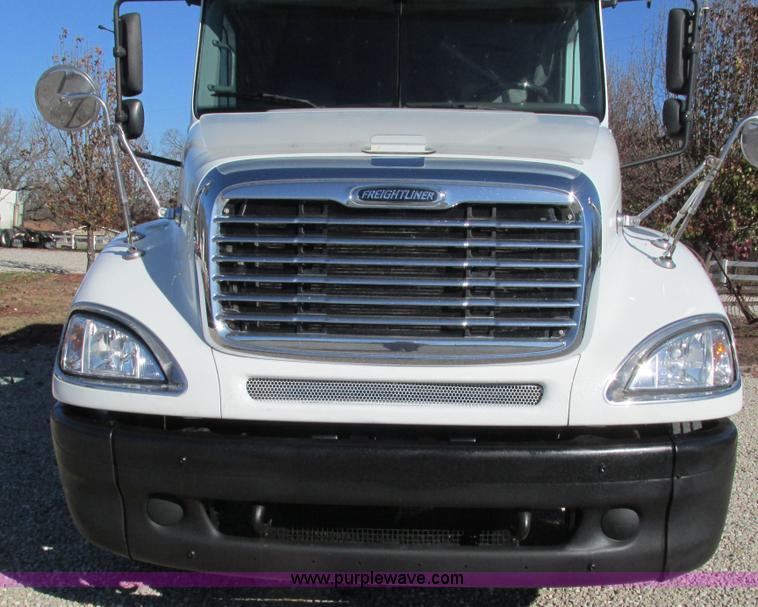 image for item L5328 2005 Freightliner Columbia semi truck