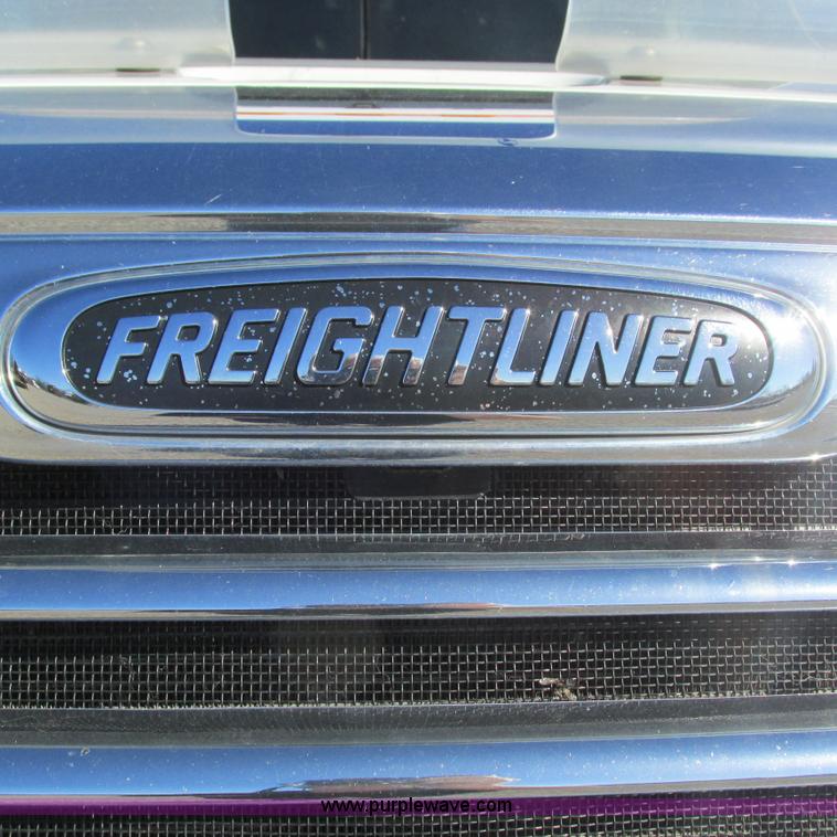 image for item L5328 2005 Freightliner Columbia semi truck