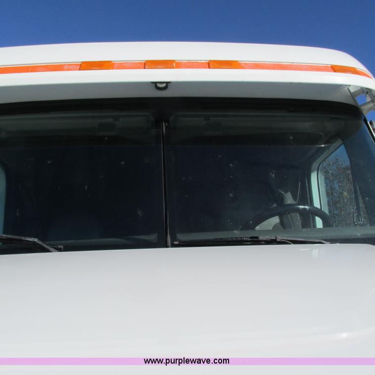 image for item L5328 2005 Freightliner Columbia semi truck