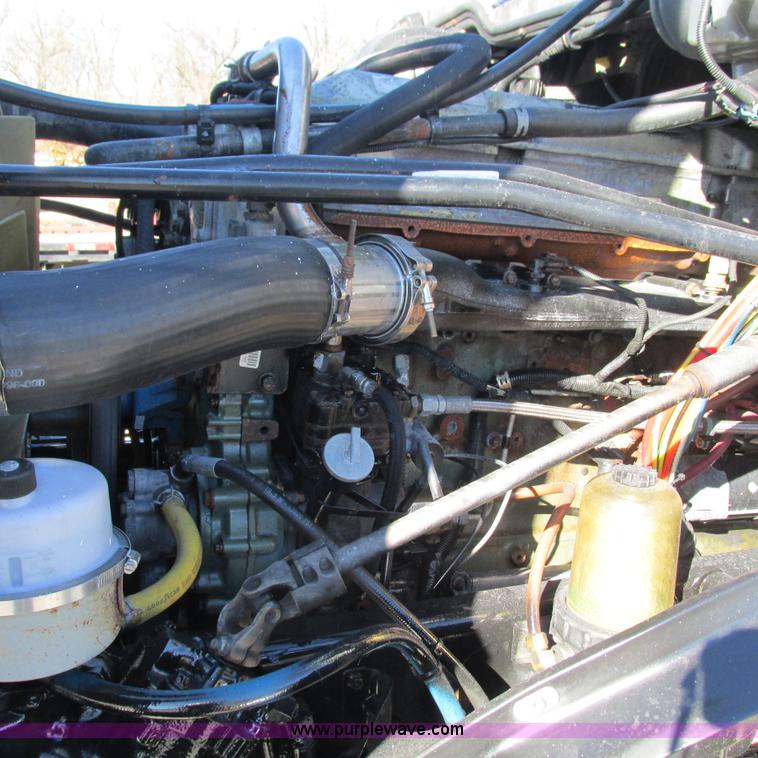 image for item L5328 2005 Freightliner Columbia semi truck