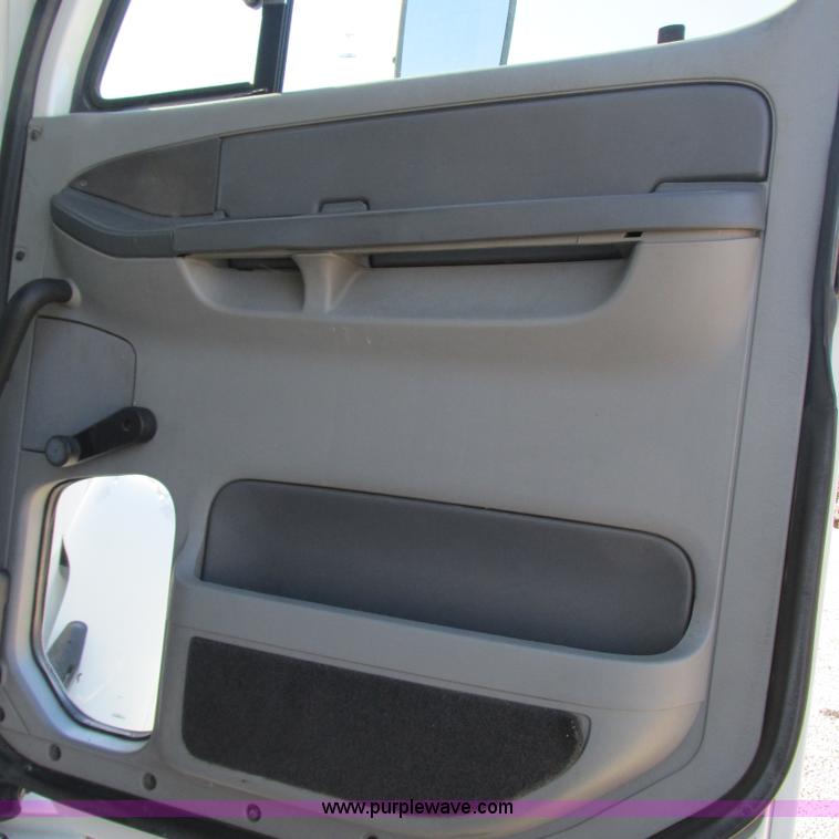 image for item L5328 2005 Freightliner Columbia semi truck