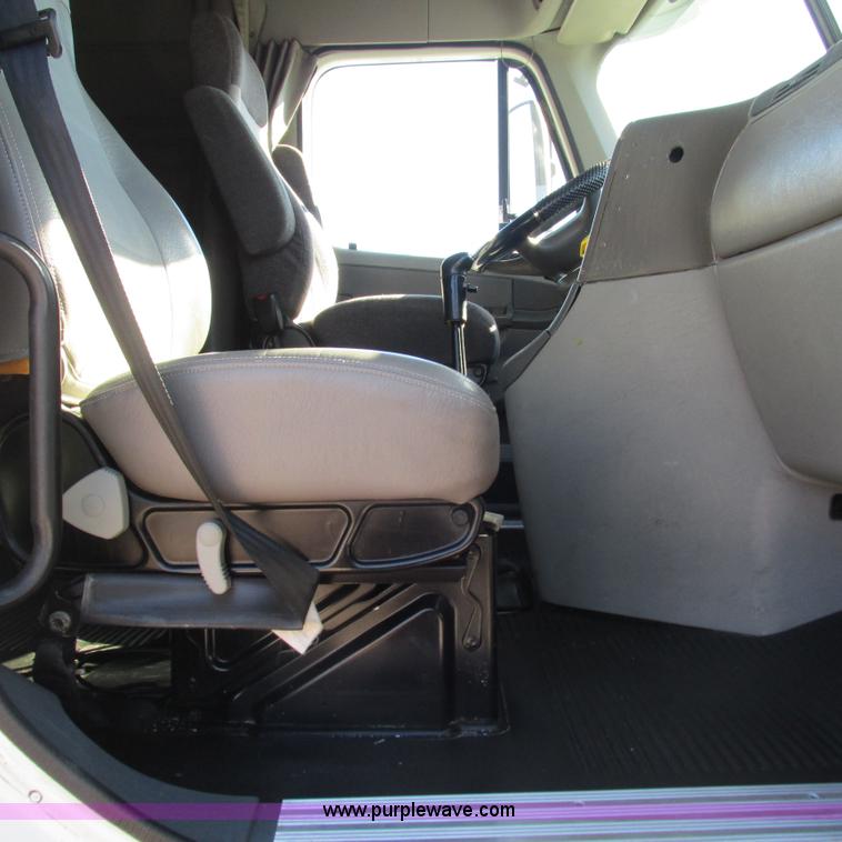 image for item L5328 2005 Freightliner Columbia semi truck