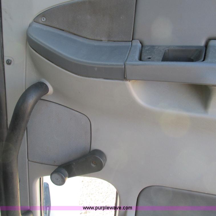 image for item L5328 2005 Freightliner Columbia semi truck