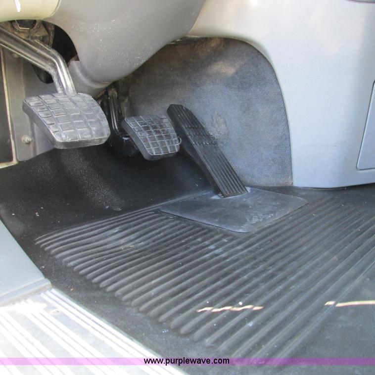 image for item L5328 2005 Freightliner Columbia semi truck