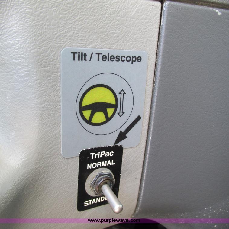 image for item L5328 2005 Freightliner Columbia semi truck