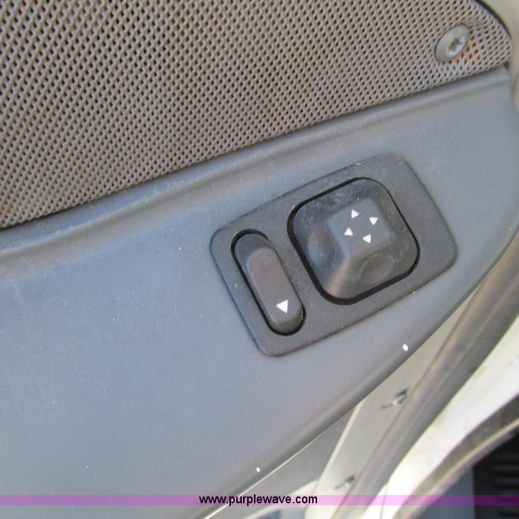 image for item L5328 2005 Freightliner Columbia semi truck