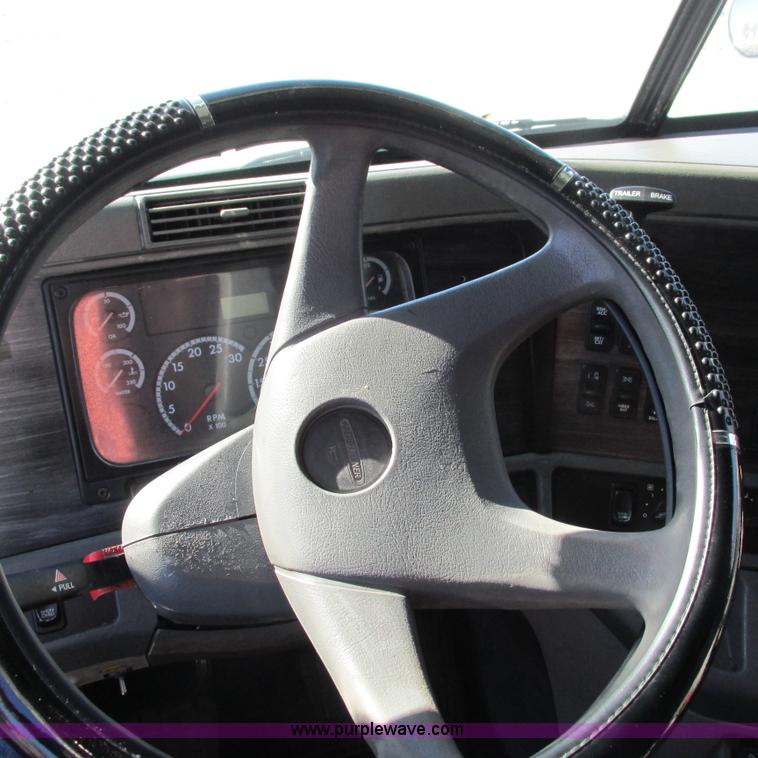 image for item L5328 2005 Freightliner Columbia semi truck