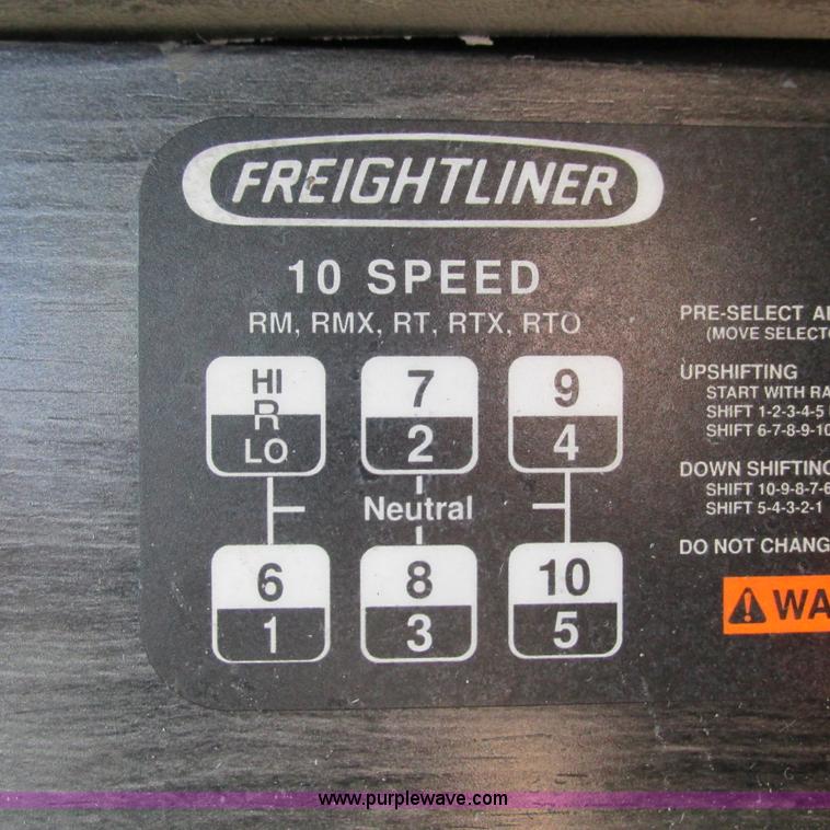 image for item L5328 2005 Freightliner Columbia semi truck