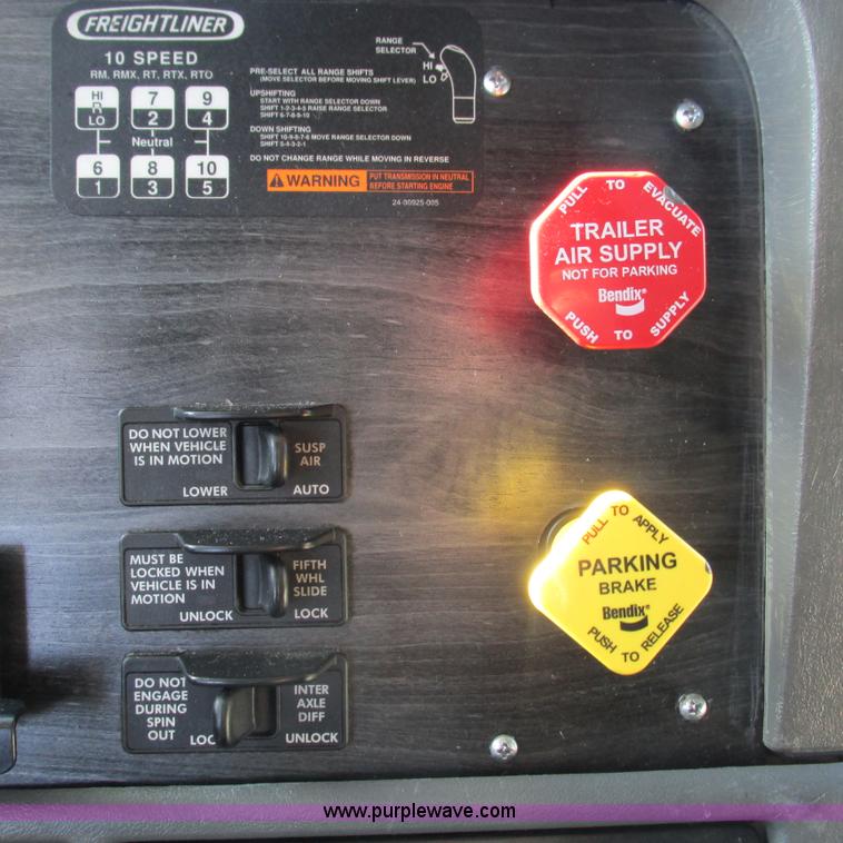 image for item L5328 2005 Freightliner Columbia semi truck