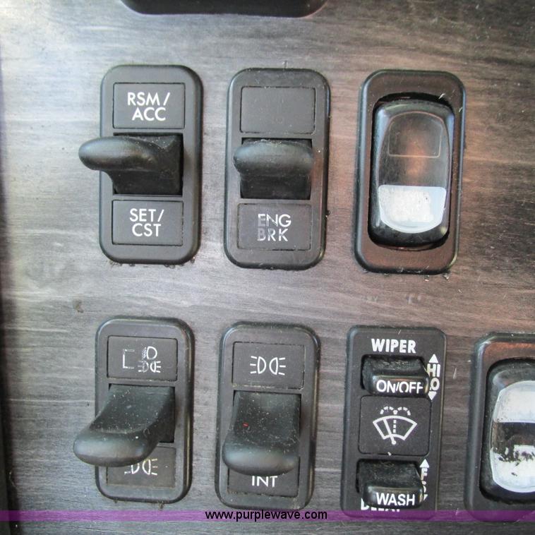 image for item L5328 2005 Freightliner Columbia semi truck