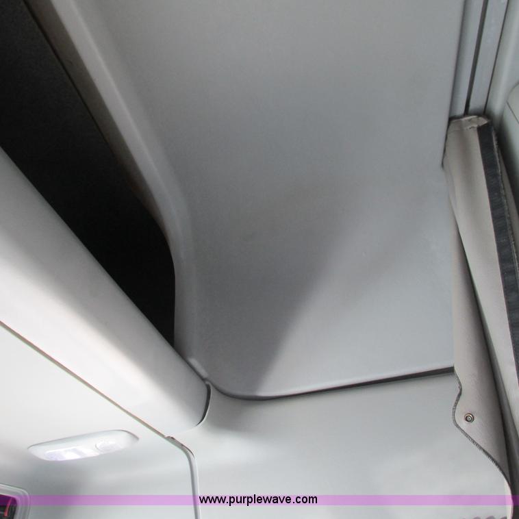 image for item L5328 2005 Freightliner Columbia semi truck