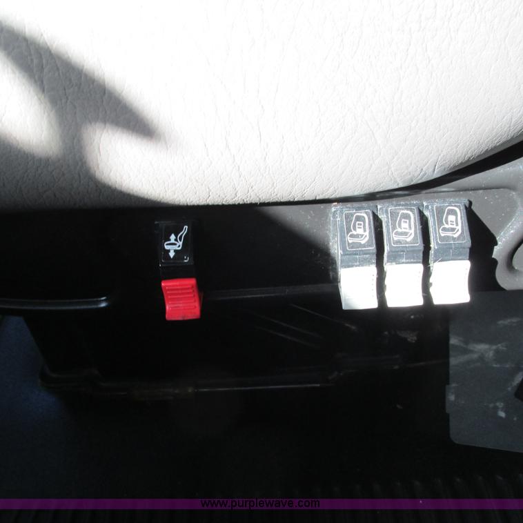 image for item L5328 2005 Freightliner Columbia semi truck